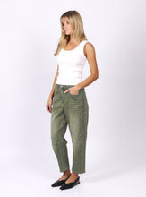 Load image into Gallery viewer, MONACO: TONI BARREL JEANS - KHAKI