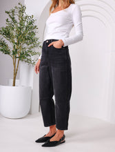 Load image into Gallery viewer, MONACO: TONI BARREL JEANS - BLACK
