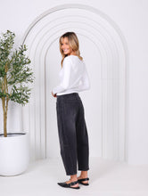 Load image into Gallery viewer, MONACO: TONI BARREL JEANS - BLACK