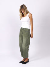 Load image into Gallery viewer, MONACO: TONI BARREL JEANS - KHAKI