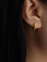 Load image into Gallery viewer, TEMPLE OF THE SUN: ARETE HUGGIES - GOLD VERMEIL