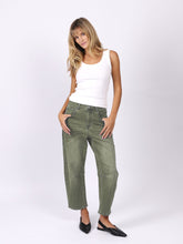 Load image into Gallery viewer, MONACO: TONI BARREL JEANS - KHAKI