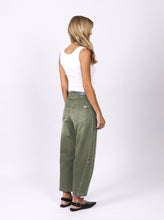 Load image into Gallery viewer, MONACO: TONI BARREL JEANS - KHAKI