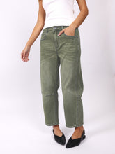 Load image into Gallery viewer, MONACO: TONI BARREL JEANS - KHAKI
