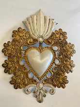 Load image into Gallery viewer, MEXICANO: FRIDA HEART - GOLD/PEARL