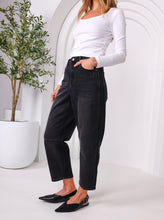 Load image into Gallery viewer, MONACO: TONI BARREL JEANS - BLACK
