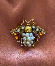 Load image into Gallery viewer, MISS MOSS: NOLA BEE BROOCH - AMBER
