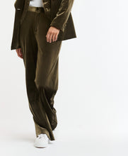 Load image into Gallery viewer, ITALIAN STAR: JETS VELVET PANT - KHAKI
