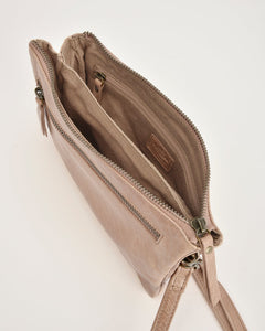 COBB & CO: HERVEY CROSSBODY BAG -CAMEL