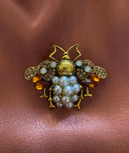 Load image into Gallery viewer, MISS MOSS: NOLA BEE BROOCH - AMBER

