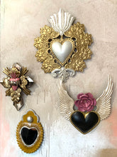 Load image into Gallery viewer, MEXICANO: FRIDA HEART - GOLD/PEARL
