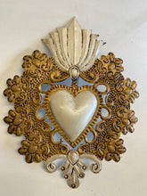 Load image into Gallery viewer, MEXICANO: FRIDA HEART - GOLD/PEARL
